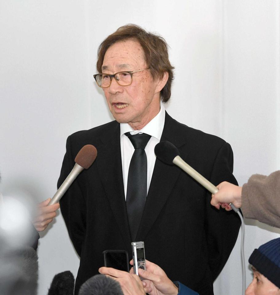 　囲み会見に応じる武田鉄矢