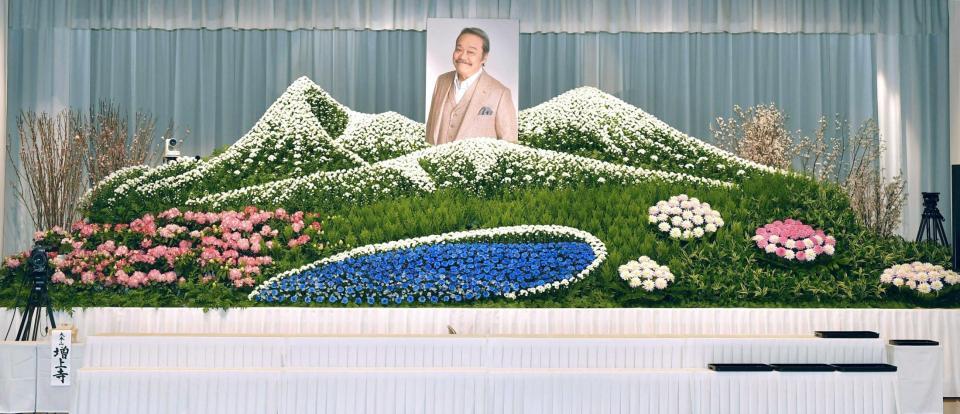 　故郷・福島の「磐梯山」をモチーフとした西田敏行さんの祭壇（撮影・持木克友）