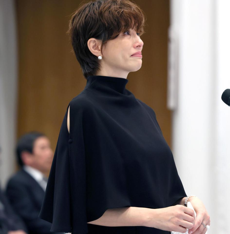 　号泣しながら弔辞を読む米倉涼子