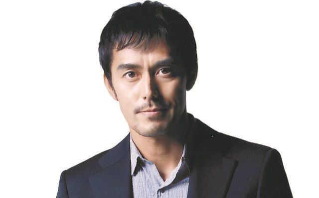 　主演する阿部寛