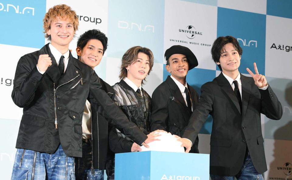 　点灯式のイベントに登場したＡぇ！ｇｒｏｕｐの（左から）小島健、正門良規、末澤誠也、草間リチャード敬太、佐野晶哉（撮影・佐々木彰尚）