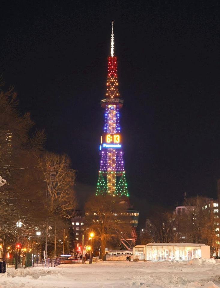 　Ａぇ！ｇｒｏｕｐのメンバーカラーにライトアップされたさっぽろテレビ塔