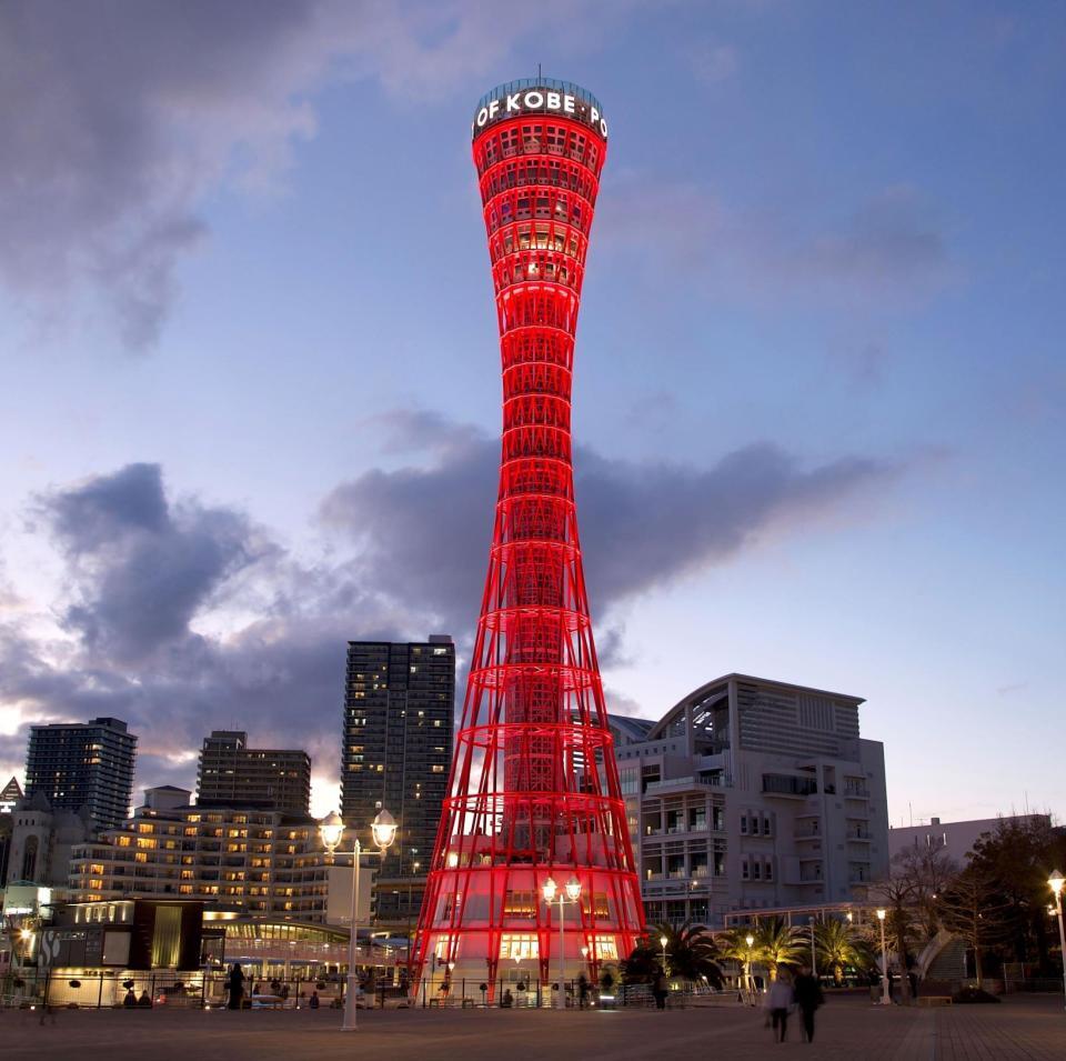 　末澤誠也のメンバーカラーである赤でライトアップされた神戸ポートタワー