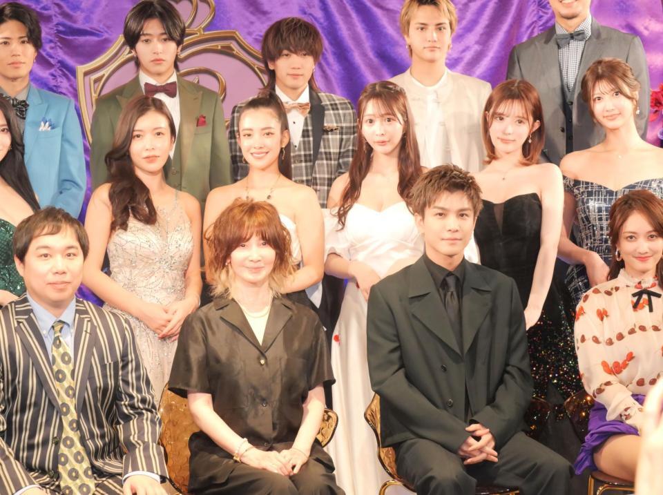 　番組参加者１５人とともに撮影に応じた（最前列左から）せいや、ＹＯＵ、岩田剛典、谷まりあ