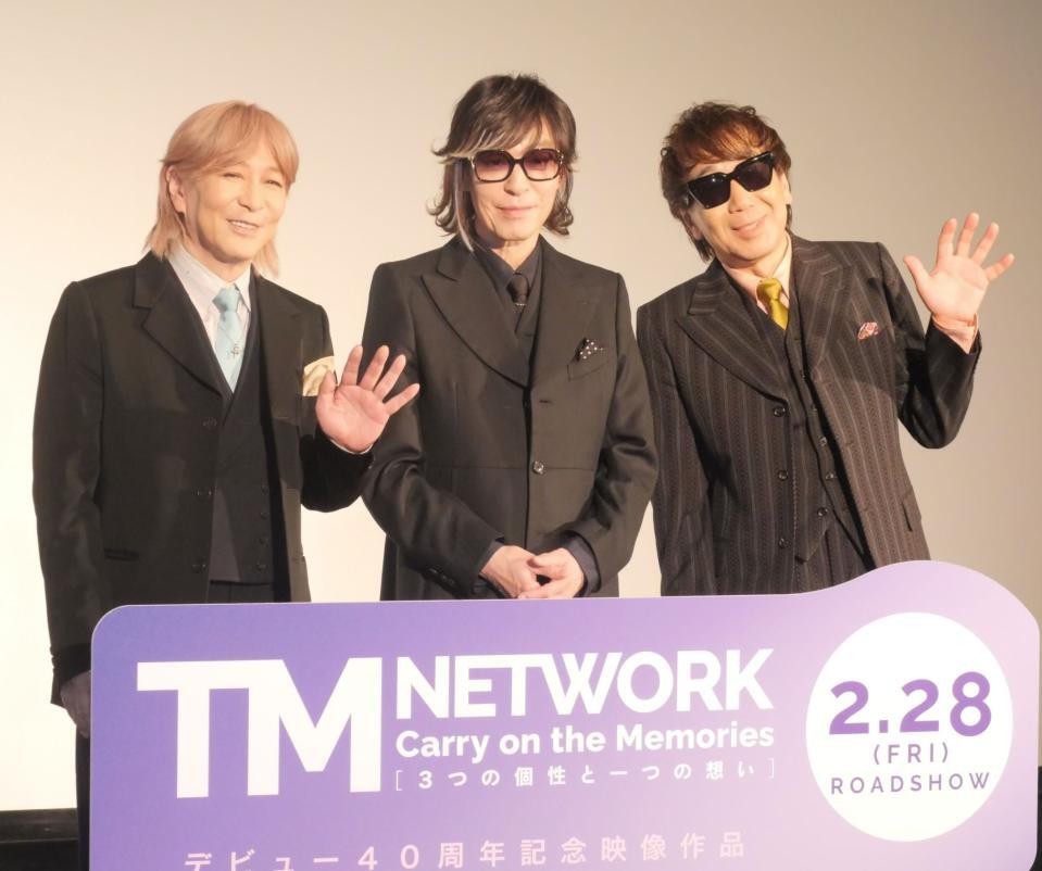 　笑顔で撮影に応じたＴＭ　ＮＥＴＷＯＲＫ