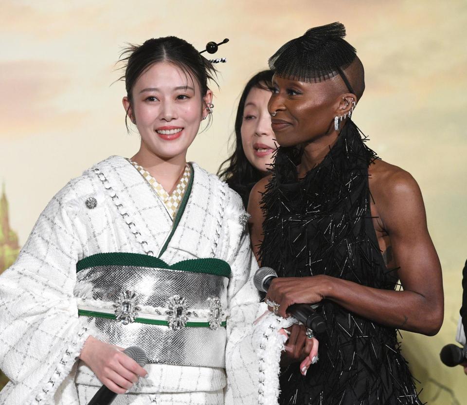 　シンシア・エリヴォ（右）と手を握る高畑充希（撮影・佐々木彰尚）