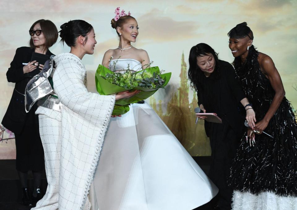 　シンシア・エリヴォ（右）に花束を手渡す高畑充希（撮影・佐々木彰尚）