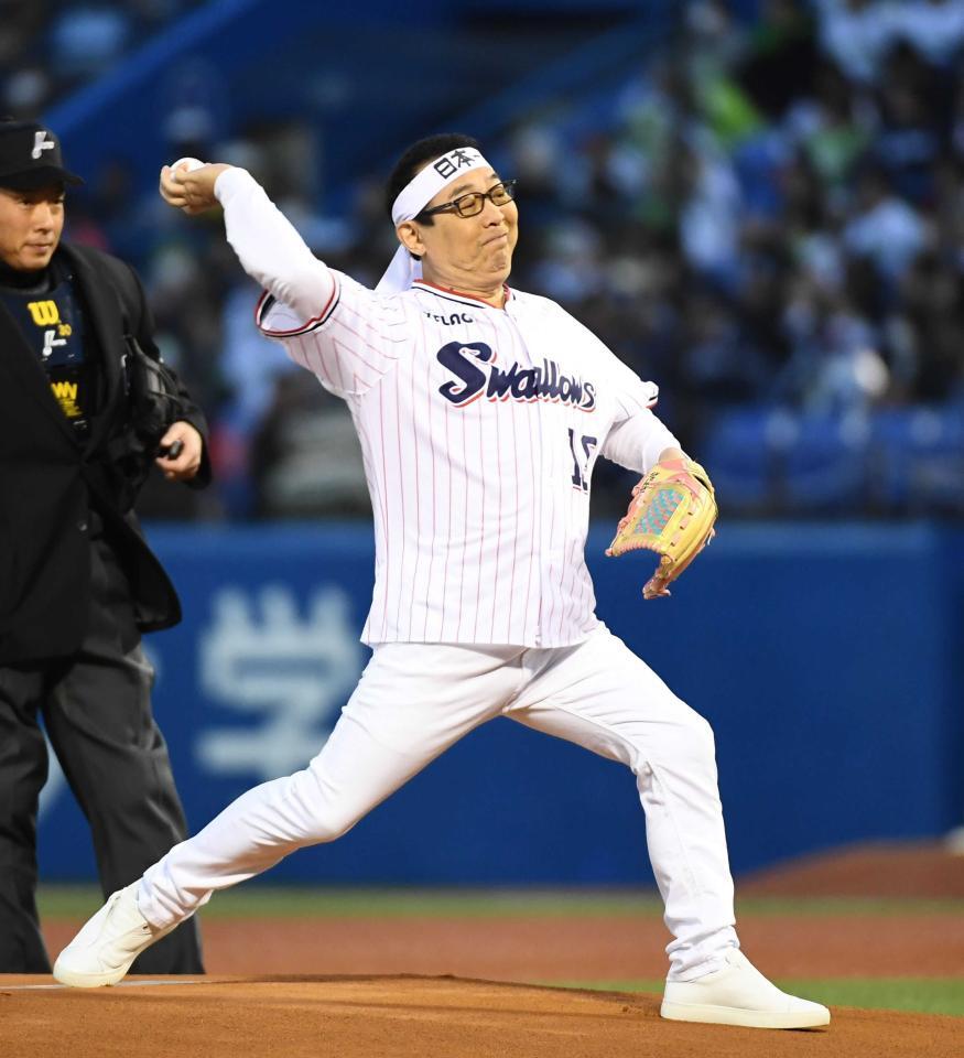 　始球式を務めたさだまさし＝１９年４月