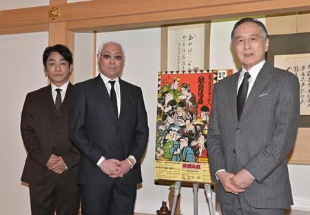 　墓参りを終え囲み会見に応じる（左から）片岡愛之助、尾上松緑、片岡仁左衛門（撮影・持木克友）