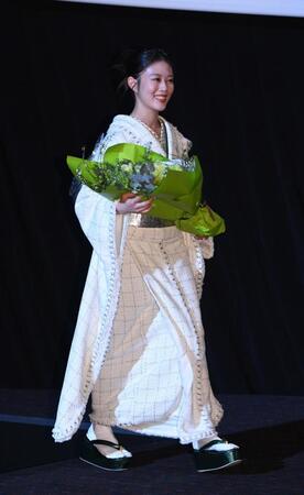 　花束を手にする高畑充希（撮影・佐々木彰尚）