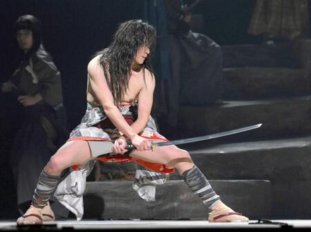 　肉体美を見せる丸山隆平