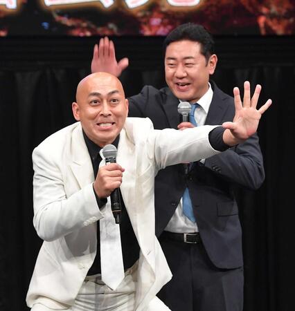 　「Ｍ-１グランプリ２０２２開催会見」に登場した錦鯉・長谷川雅紀（左）と渡辺隆＝２０２２年６月