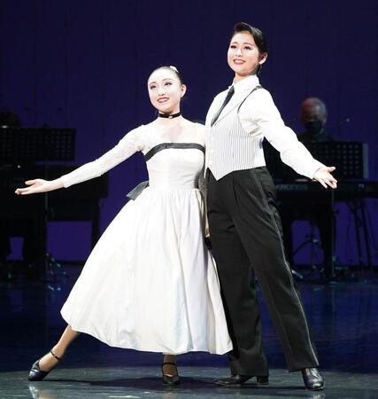 　歌を披露する宝塚音楽学校第１１１期生（撮影・高部洋祐）