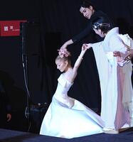 　会場を後にするアリアナ・グランデ（撮影・佐々木彰尚）