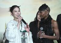 　シンシア・エリヴォ（右）への思いを告げる高畑充希（撮影・佐々木彰尚）