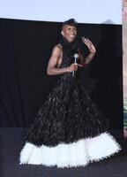 　手を振るシンシア・エリヴォ（撮影・佐々木彰尚）