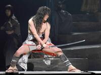 　肉体美を見せる丸山隆平