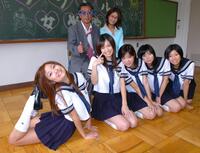 得意のポーズをとる木口亜矢（左）らグラドルメンバー（後列はＭＣの高田純次と森下千里）＝２００６年