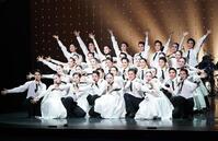 　全員で歌を披露する宝塚音楽学校第１１１期生（撮影・高部洋祐）