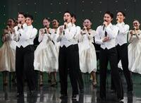 　歌を披露する宝塚音楽学校第１１１期生（撮影・高部洋祐）