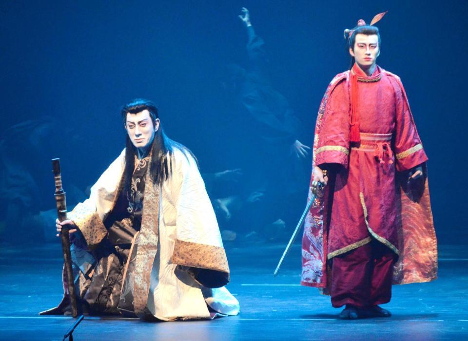 　公開ゲネプロを行った市川團十郎（左）と嶋﨑斗亜