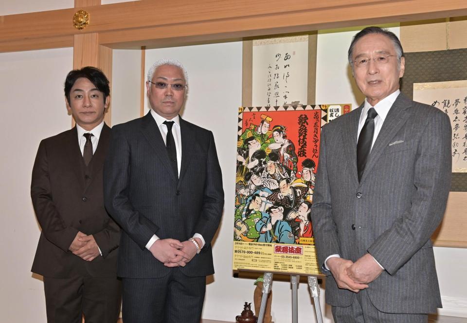 　墓参りを終え囲み会見に応じる（左から）片岡愛之助、尾上松緑、片岡仁左衛門（撮影・持木克友）