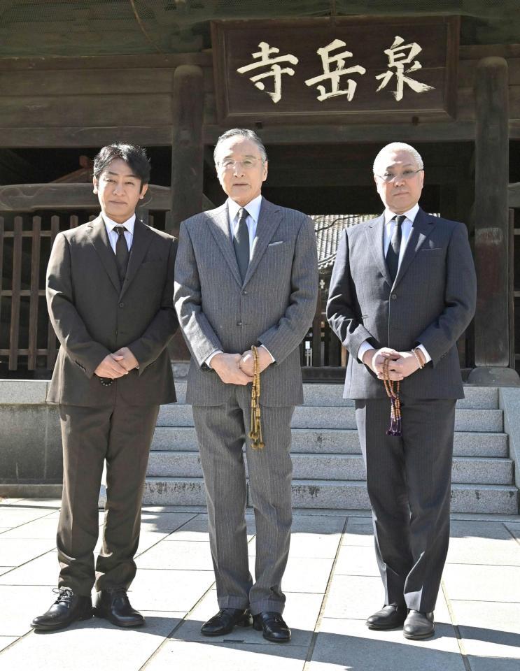 　大石内蔵助が眠る泉岳寺にお参りする（左から）片岡愛之助、片岡仁左衛門、尾上松緑（撮影・持木克友）