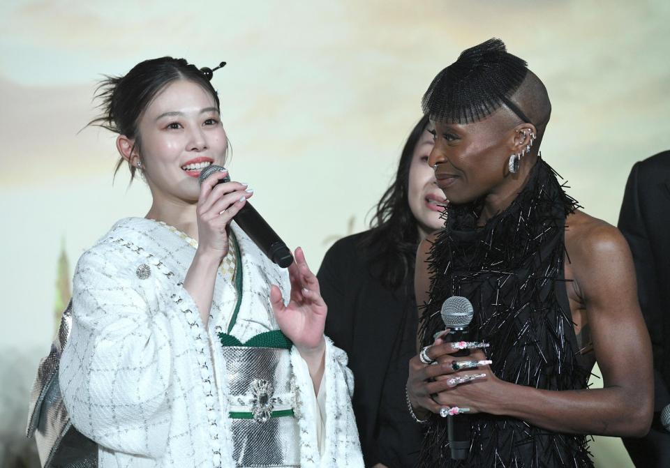 　シンシア・エリヴォ（右）への思いを告げる高畑充希（撮影・佐々木彰尚）