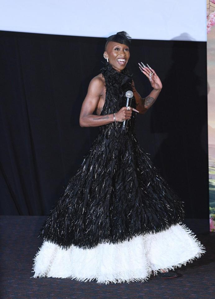 　手を振るシンシア・エリヴォ（撮影・佐々木彰尚）