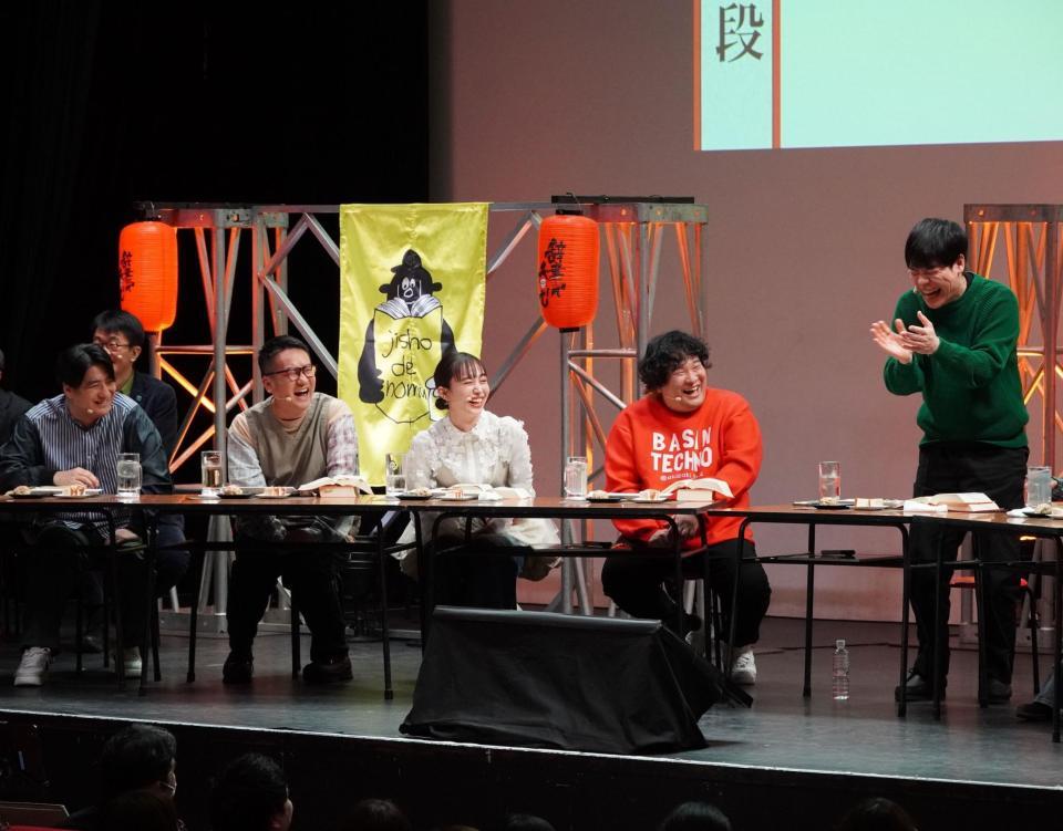 　川島明の辞書で呑むＴＨＥライブ２で辞書トークする（右から）川島明、岡崎体育、井桁弘恵、なすなかにし・中西茂樹、佐久間宣行（©テレビ東京）