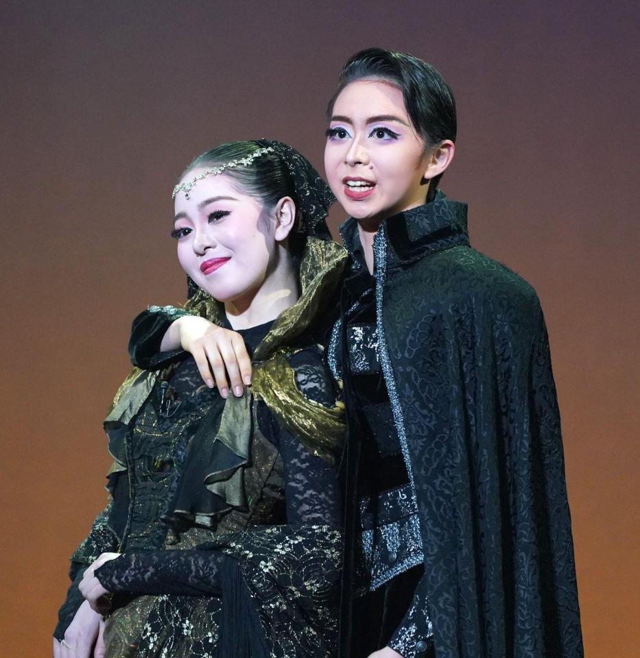 　「Ａ　ＭＯＮＯＬＯＧＵＥ　Ｖｏｌ．Ｖ」で熱演する宝塚音楽学校第１１１期生（撮影・高部洋祐）