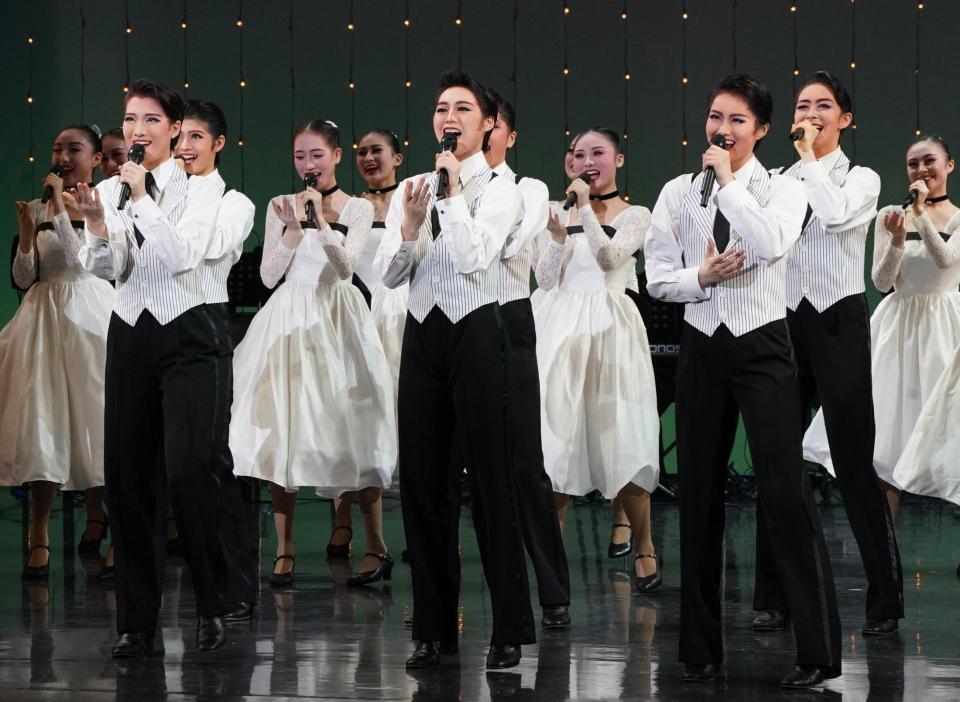 　歌を披露する宝塚音楽学校第１１１期生（撮影・高部洋祐）