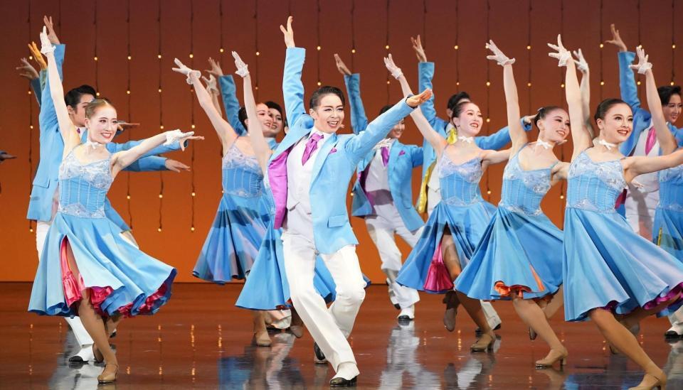 　ダンスを披露する宝塚音楽学校第１１１期生（撮影・高部洋祐）