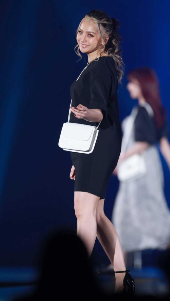 ポーズを決める木村有希（ゆきぽよ）＝２０２２年