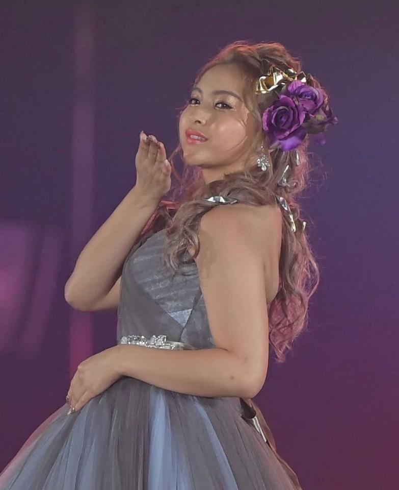 客席に向かって投げキッスするゆきぽよ＝京セラドーム（撮影・高部洋祐）