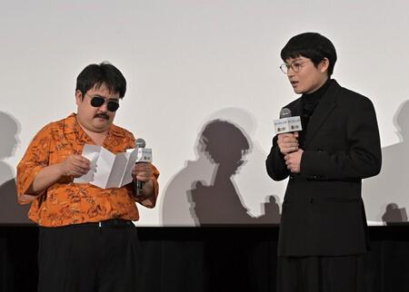 　映画初出演の相方の水川かたまり（右）のために書いた手紙を読み上げる鈴木もぐら（撮影・持木克友）