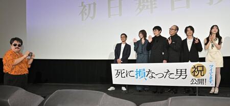 　「死に損なった男」出演者を撮影する鈴木もぐら（左）＝撮影・持木克友