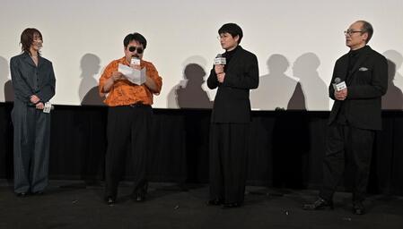 　相方の水川かたまり（左から３人目）に手紙を読む鈴木もぐら（左から２人目）＝撮影・持木克友