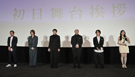 　舞台あいさつに登壇する（左から）田中征爾監督、唐田えりか、水川かたまり、正名僕蔵、喜矢武豊、堀未央奈（撮影・持木克友）