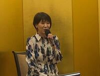 　活動復帰を笑顔で報告する市川由紀乃