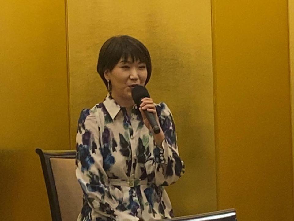 　活動復帰を笑顔で報告する市川由紀乃