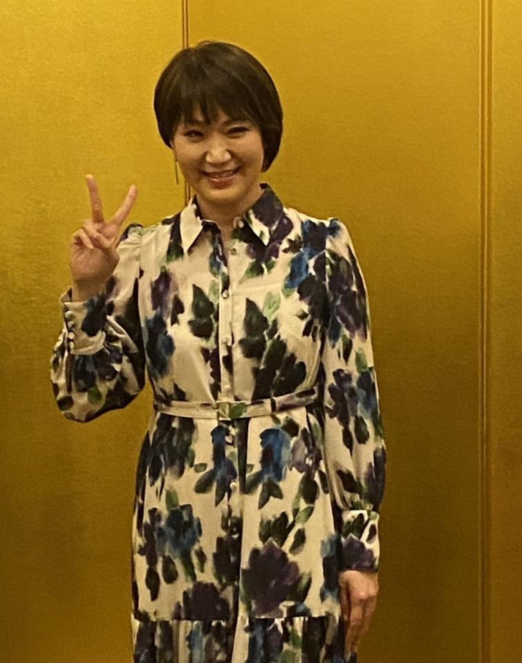 　活動復帰を笑顔で報告しピースする市川由紀乃