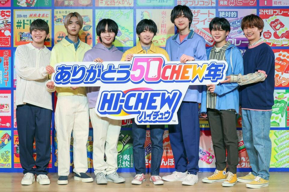 　カラフルな衣装で登場したなにわ男子の（左から）大橋和也、高橋恭平、大西流星、西畑大吾、道枝駿佑、長尾謙杜、藤原丈一郎