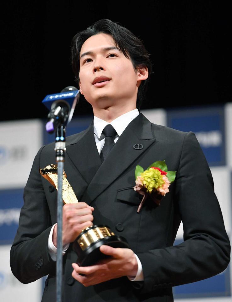 　受賞の喜びを語る松村北斗（撮影・開出牧）