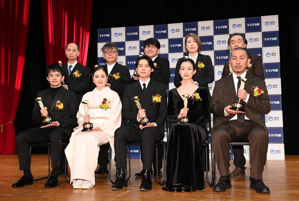 　トロフィーを手に感激の（前列左から）池松壮亮、忍足亜希子、松村北斗、河合優実、三宅唱監督、後列左から定井勇二さん、木寺一孝監督、井上竜太さん、野木亜紀子さん、斎藤環さん（撮影・開出牧）