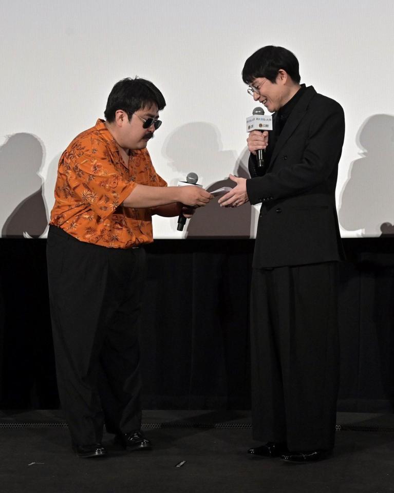 　映画初出演の相方の水川かたまり（右）に手紙を手渡す鈴木もぐら（撮影・持木克友）