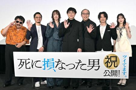 　笑顔で手を振る（左から）鈴木もぐら、田中征爾監督、唐田えりか、水川かたまり、正名僕蔵、喜矢武豊、堀未央奈