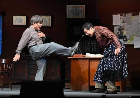 　生誕７０年記念コントライブで熱演する小倉久寛。右は三宅裕司（撮影・開出牧）