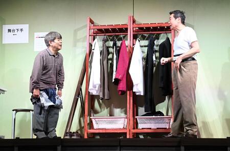 　楽屋セットでコントの反省をしながら着替えをする小倉久寛（左）と三宅裕司（撮影・開出牧）