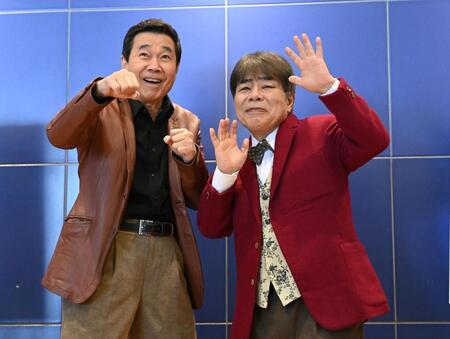 　会見でコントライブのようなポーズを決める三宅裕司（左）と小倉久寛（撮影・開出牧）